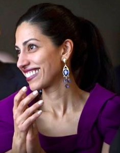 Huma Abedin, die langjährige persönliche Mitarbeiterin von Hillary Clinton, soll Geldgebern der Stiftung Termine und Gefälligkeiten verschafft haben, Bild: Wikipedia