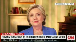 In einem Interview mit dem Nachrichtensender CNN weist Hillary Clinton sämtliche Vorwürfe an sie und die Stiftung zurück, Bild: Screen shot Youtube/CNN