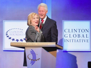 Die demokratische Präsidentschaftskandidatin Hillary Clinton zusammen mit ihrem Mann, dem ehemaligen US-Präsidenten Bill Clinton, bei einer Veranstaltung der Clinton Foundation im September 2014 in New York, Bild: Screen shot Teaparty.org