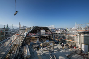 Blick auf die Baustelle auf dem «Monopol» . Zu sehen ist die Aufstockung des Dachgeschosses. Im oberen Teil wird das neue Restaurant entstehen, Bild: Pius Amrein/LZ